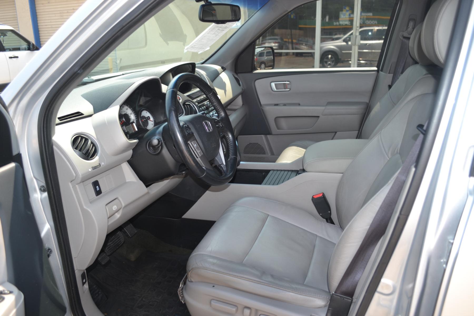 2014 Alabaster Silver Metallic /Gray Honda Pilot EX-L 2WD 5-Spd AT (5FNYF3H55EB) with an 3.5L V6 SOHC 24V engine, 5-Speed Automatic transmission, located at 1355 North 11th Street, Beaumont, 77702, (409) 832-0006, 30.094290, -94.130096 - Photo #9