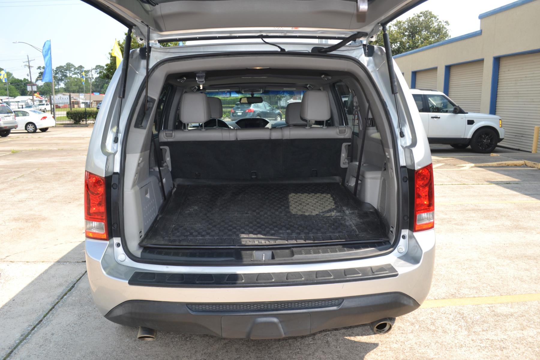 2014 Alabaster Silver Metallic /Gray Honda Pilot EX-L 2WD 5-Spd AT (5FNYF3H55EB) with an 3.5L V6 SOHC 24V engine, 5-Speed Automatic transmission, located at 1355 North 11th Street, Beaumont, 77702, (409) 832-0006, 30.094290, -94.130096 - Photo #11