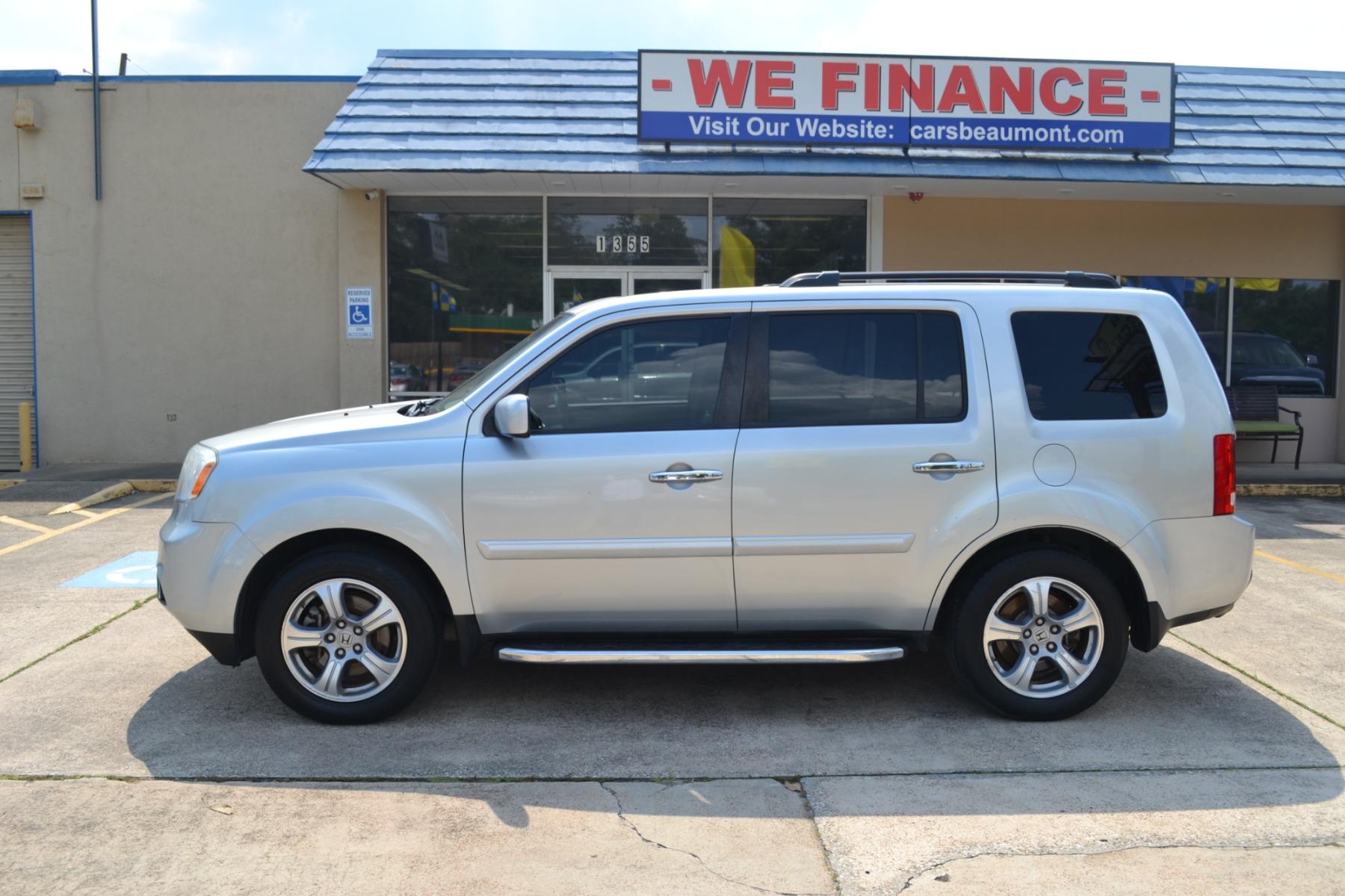 2014 Alabaster Silver Metallic /Gray Honda Pilot EX-L 2WD 5-Spd AT (5FNYF3H55EB) with an 3.5L V6 SOHC 24V engine, 5-Speed Automatic transmission, located at 1355 North 11th Street, Beaumont, 77702, (409) 832-0006, 30.094290, -94.130096 - Photo #1