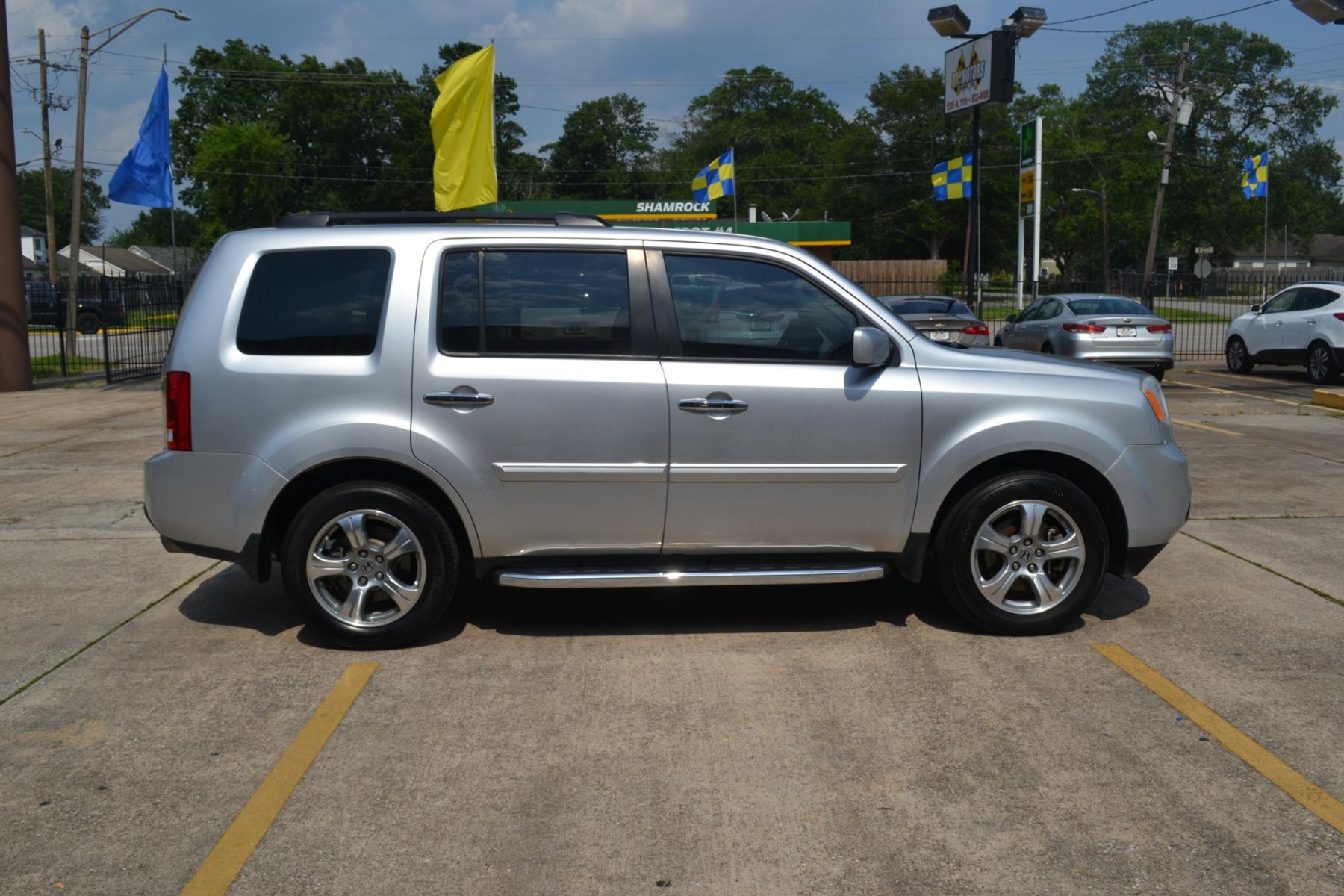 2014 Alabaster Silver Metallic /Gray Honda Pilot EX-L 2WD 5-Spd AT (5FNYF3H55EB) with an 3.5L V6 SOHC 24V engine, 5-Speed Automatic transmission, located at 1355 North 11th Street, Beaumont, 77702, (409) 832-0006, 30.094290, -94.130096 - Photo #5