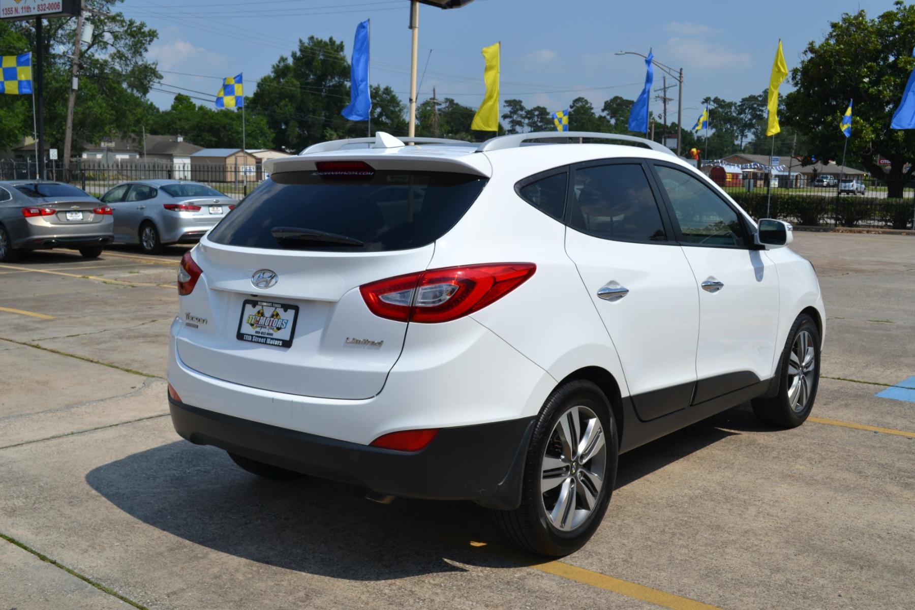 2014 Winter White /Taupe Hyundai Tucson GLS 2WD (KM8JU3AG6EU) with an 2.4L L4 DOHC 16V engine, 6-Speed Automatic transmission, located at 1355 North 11th Street, Beaumont, 77702, (409) 832-0006, 30.094290, -94.130096 - Photo #4