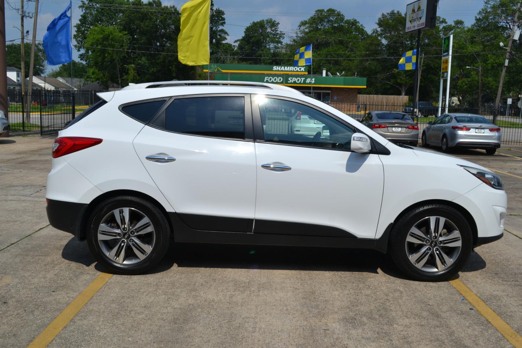 2014 Winter White /Taupe Hyundai Tucson GLS 2WD (KM8JU3AG6EU) with an 2.4L L4 DOHC 16V engine, 6-Speed Automatic transmission, located at 1355 North 11th Street, Beaumont, 77702, (409) 832-0006, 30.094290, -94.130096 - Photo #5