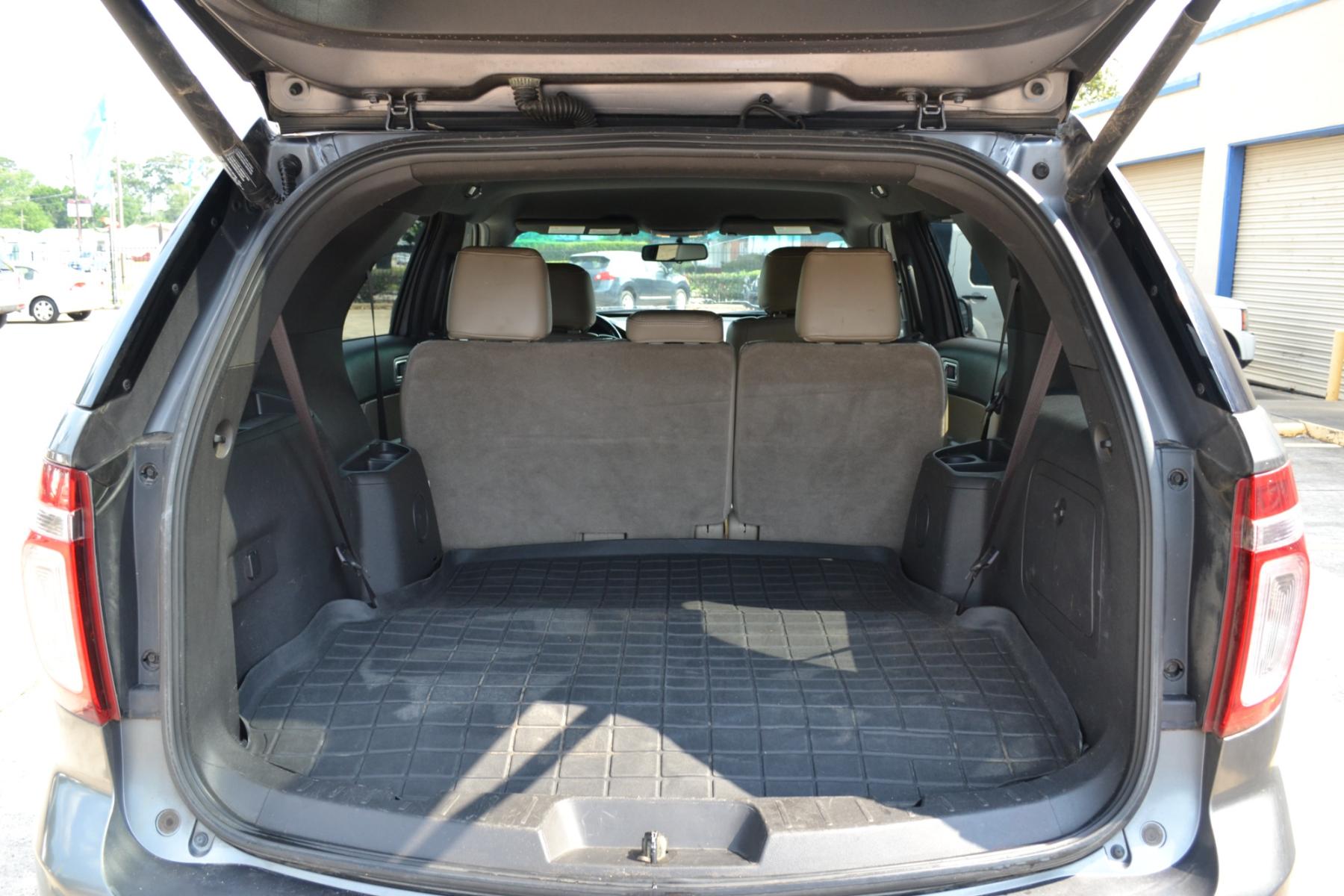 2013 Ingot Silver Metallic /Charcoal Black Cloth Interior Ford Explorer XLT FWD (1FM5K7D81DG) with an 3.5L V6 DOHC 24V engine, 6-Speed Automatic transmission, located at 1355 North 11th Street, Beaumont, 77702, (409) 832-0006, 30.094290, -94.130096 - Photo #11