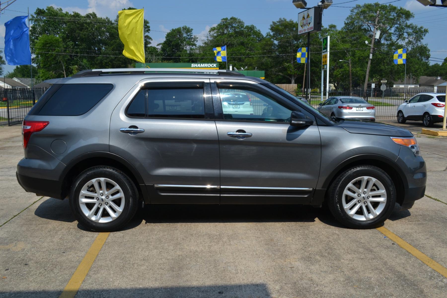 2013 Ingot Silver Metallic /Charcoal Black Cloth Interior Ford Explorer XLT FWD (1FM5K7D81DG) with an 3.5L V6 DOHC 24V engine, 6-Speed Automatic transmission, located at 1355 North 11th Street, Beaumont, 77702, (409) 832-0006, 30.094290, -94.130096 - Photo #5