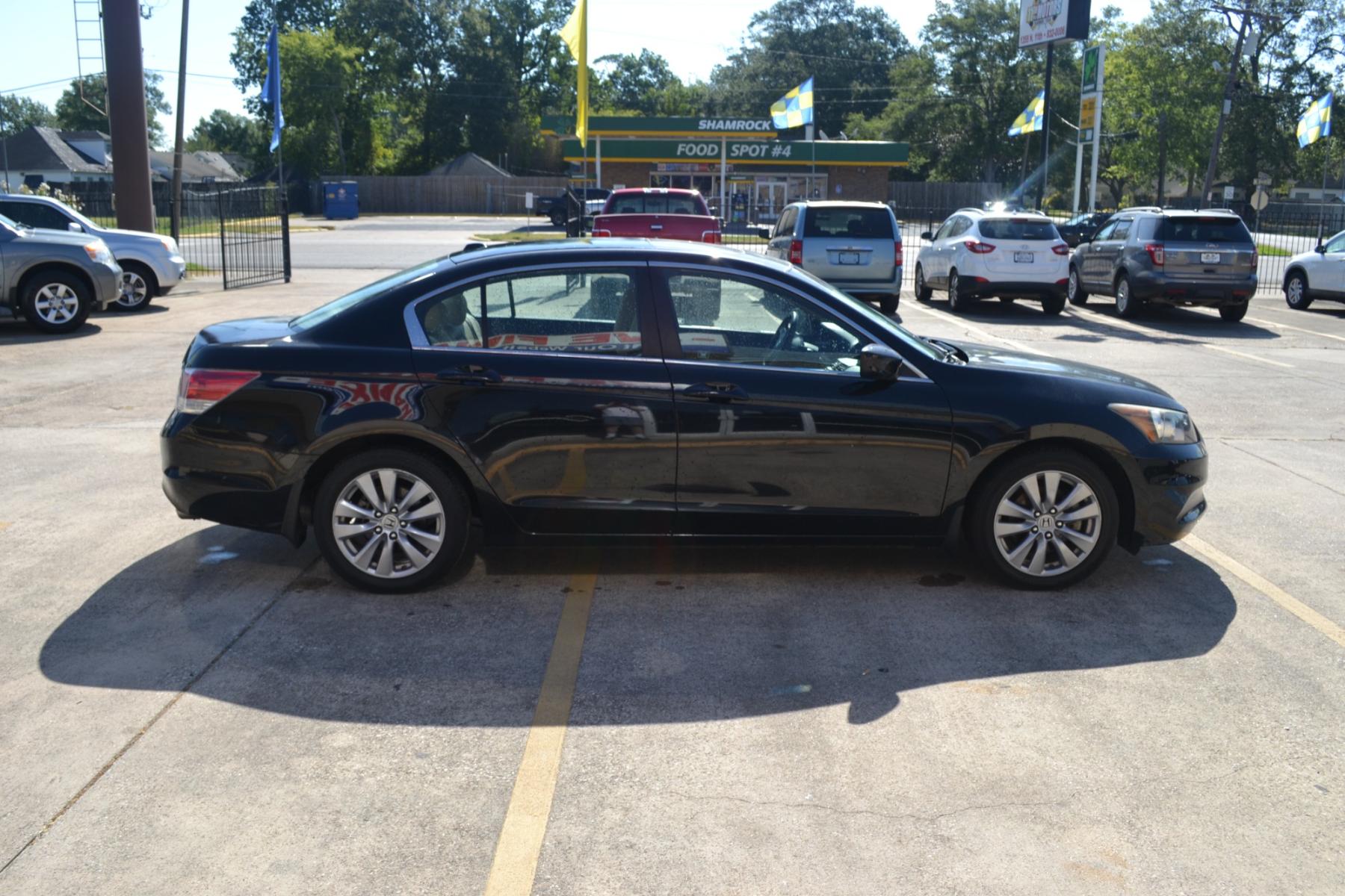 2011 Crystal Black Pearl /Ivory Leather Interior Honda Accord EX-L Sedan AT with Navigation (1HGCP2F83BA) with an 2.4L L4 DOHC 16V engine, 5-Speed Automatic transmission, located at 1355 North 11th Street, Beaumont, 77702, (409) 832-0006, 30.094290, -94.130096 - Photo #5