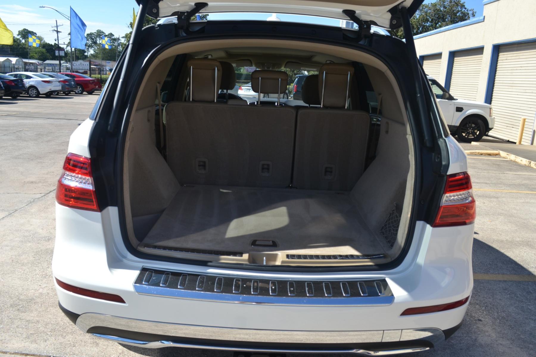 2014 Polar White /Almond Beige/Black Mercedes-Benz M-Class ML350 4MATIC (4JGDA5JB7EA) with an 3.5L V6 DOHC 24V engine, 7-Speed Automatic transmission, located at 1355 North 11th Street, Beaumont, 77702, (409) 832-0006, 30.094290, -94.130096 - Photo #11