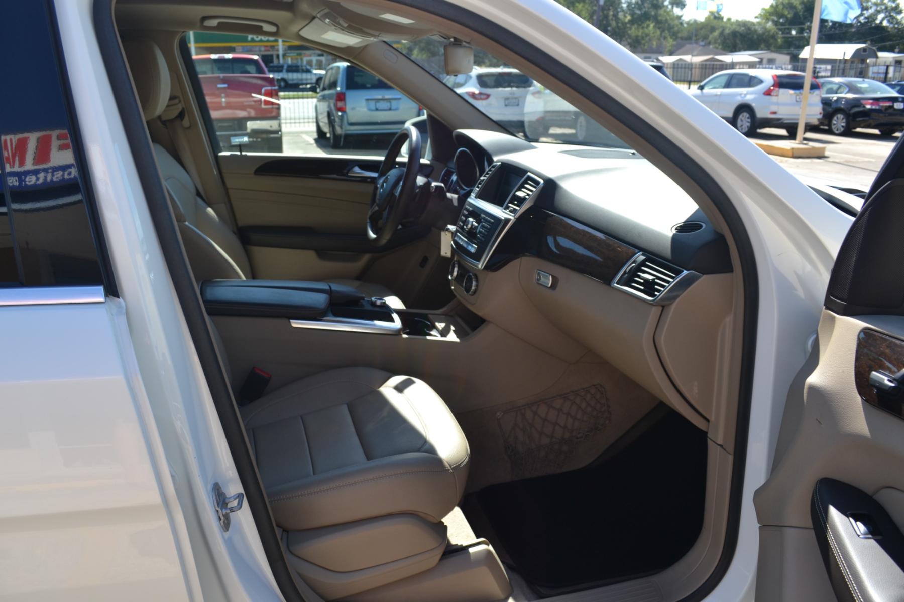 2014 Polar White /Almond Beige/Black Mercedes-Benz M-Class ML350 4MATIC (4JGDA5JB7EA) with an 3.5L V6 DOHC 24V engine, 7-Speed Automatic transmission, located at 1355 North 11th Street, Beaumont, 77702, (409) 832-0006, 30.094290, -94.130096 - Photo #13