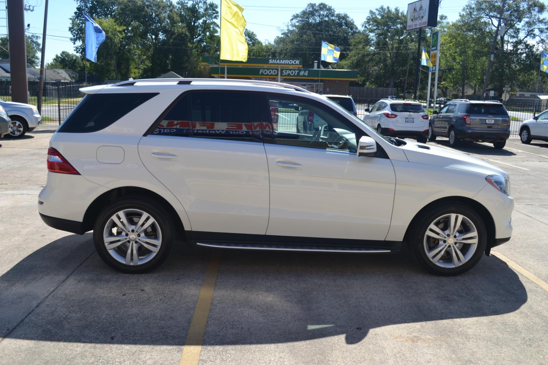 2014 Polar White /Almond Beige/Black Mercedes-Benz M-Class ML350 4MATIC (4JGDA5JB7EA) with an 3.5L V6 DOHC 24V engine, 7-Speed Automatic transmission, located at 1355 North 11th Street, Beaumont, 77702, (409) 832-0006, 30.094290, -94.130096 - Photo #5