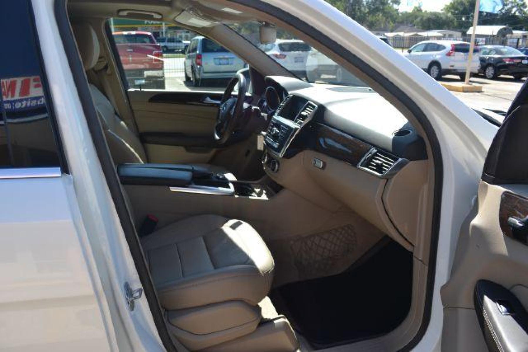 2014 Polar White /Almond Beige/Black Mercedes-Benz M-Class ML350 4MATIC (4JGDA5JB7EA) with an 3.5L V6 DOHC 24V engine, 7-Speed Automatic transmission, located at 1355 North 11th Street, Beaumont, 77702, (409) 832-0006, 30.094290, -94.130096 - Photo #30