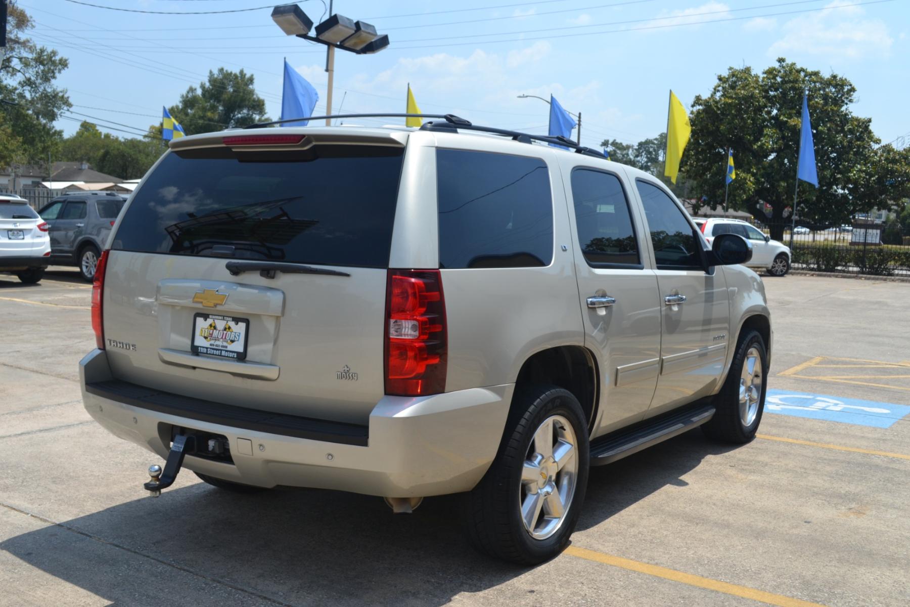 2013 Champagne Silver Metallic /Light Cashmere/Dark Cashmere Leather Interior Chevrolet Tahoe LT 2WD (1GNSCBE08DR) with an 5.3L V8 OHV 16V FFV engine, 6-Speed Automatic transmission, located at 1355 North 11th Street, Beaumont, 77702, (409) 832-0006, 30.094290, -94.130096 - Photo #4