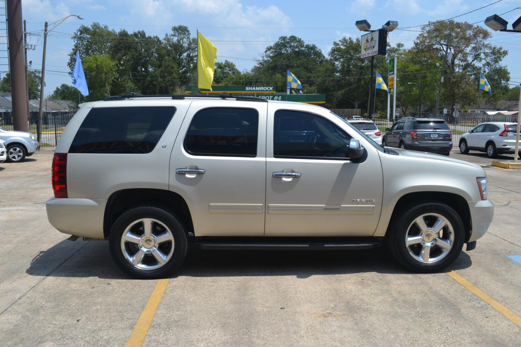 2013 Champagne Silver Metallic /Light Cashmere/Dark Cashmere Leather Interior Chevrolet Tahoe LT 2WD (1GNSCBE08DR) with an 5.3L V8 OHV 16V FFV engine, 6-Speed Automatic transmission, located at 1355 North 11th Street, Beaumont, 77702, (409) 832-0006, 30.094290, -94.130096 - Photo #5
